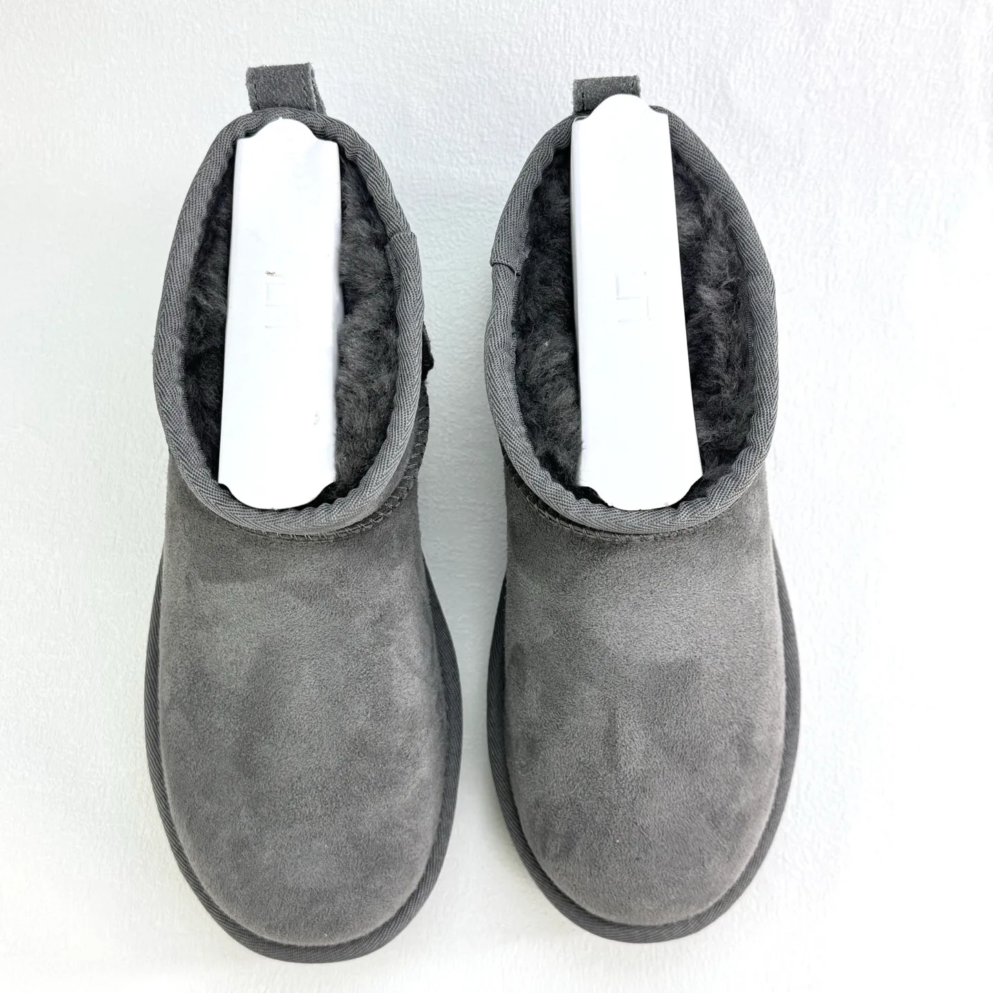 Self-pickup 💰440 Zhou Dongyu mini three-centimeter series snow boots/maroon gray black antelope brown carefully selected Longfeng sheep fur, fine texture, skin-friendly and breathable. The shoe collar is designed with simple tailoring. Easy to put on and take off. Fashionable personality. Comfortable Treadlite by ugg light wing EVA outsole. Comfortable cushioning. Size: 35 36 37 38 39 40